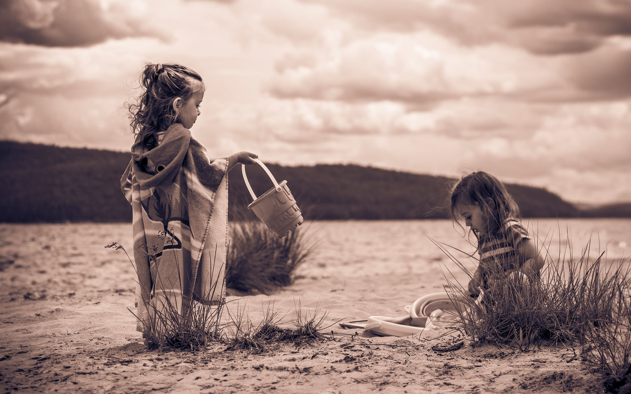 Deux enfants qui jouent dans le sable. Illustre le jeu dans la créativité.